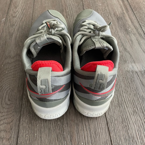 LeBron XIV Low - Picture 2 of 8